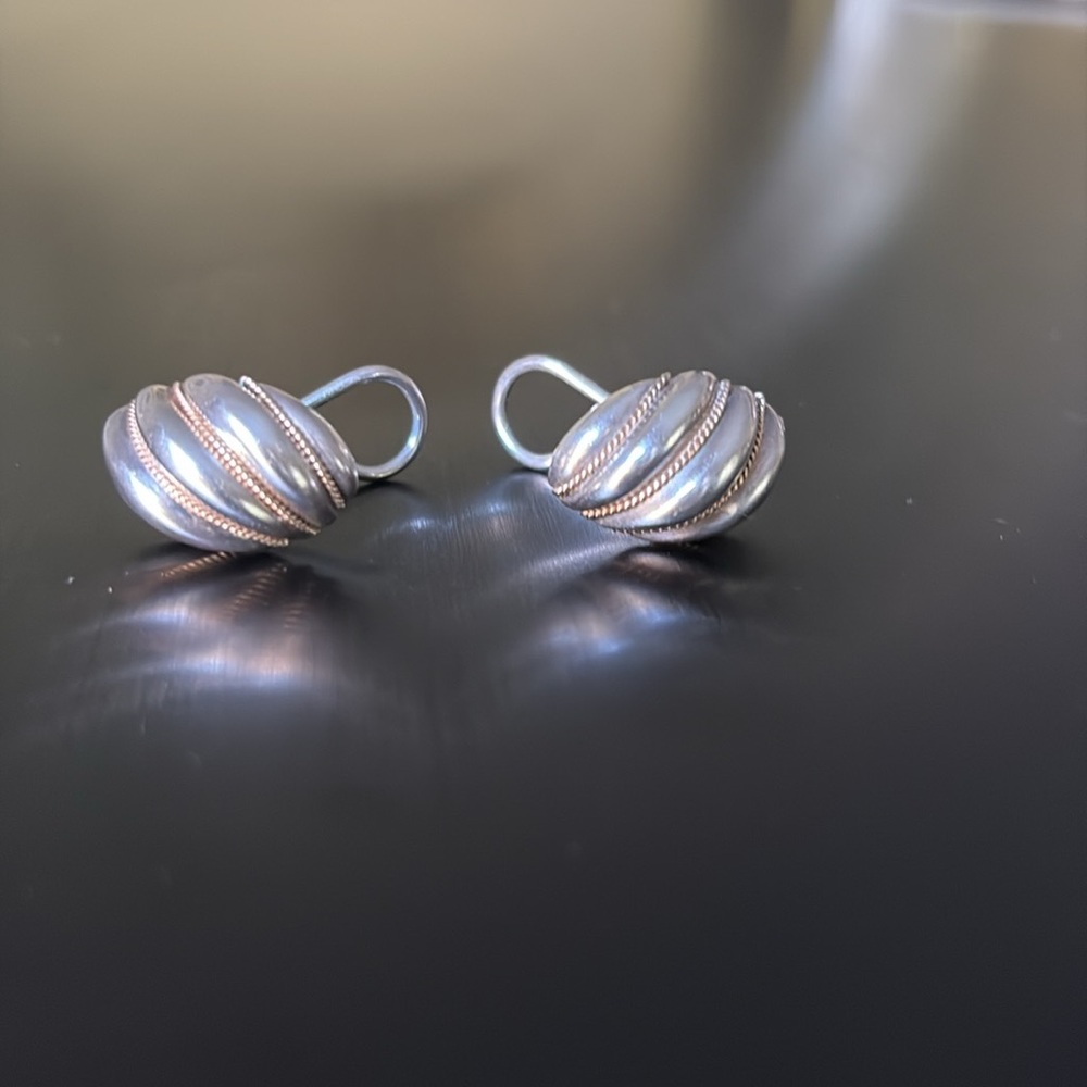 Tiffany and Company, Sterling, silver and 14 karat gold clip on earrings. - Picture 2 of 10